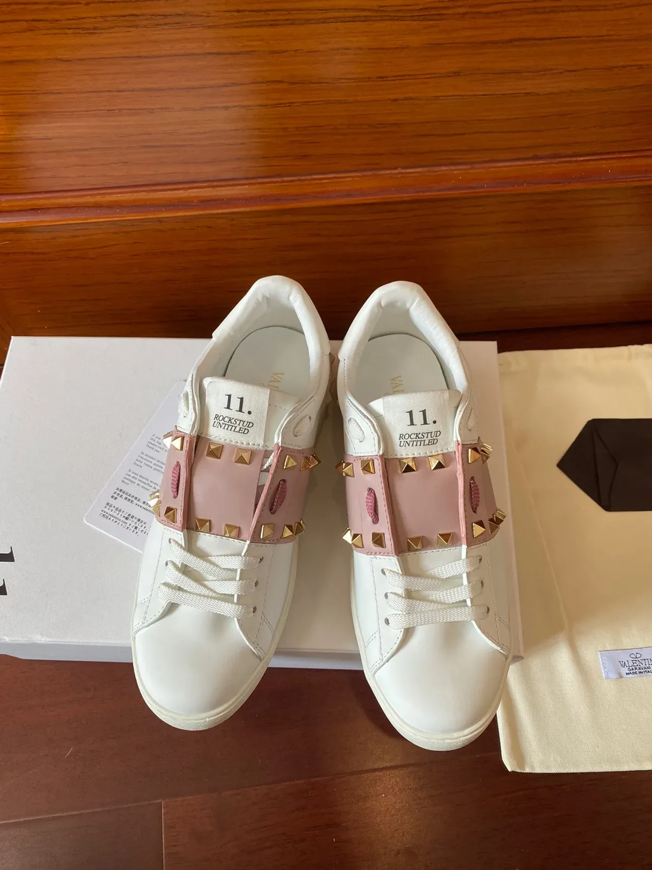 Valentino Rockstud सफेद और गुलाबी स्टड स्ट्रैप लाइफस्टाइल स्नीकर 2