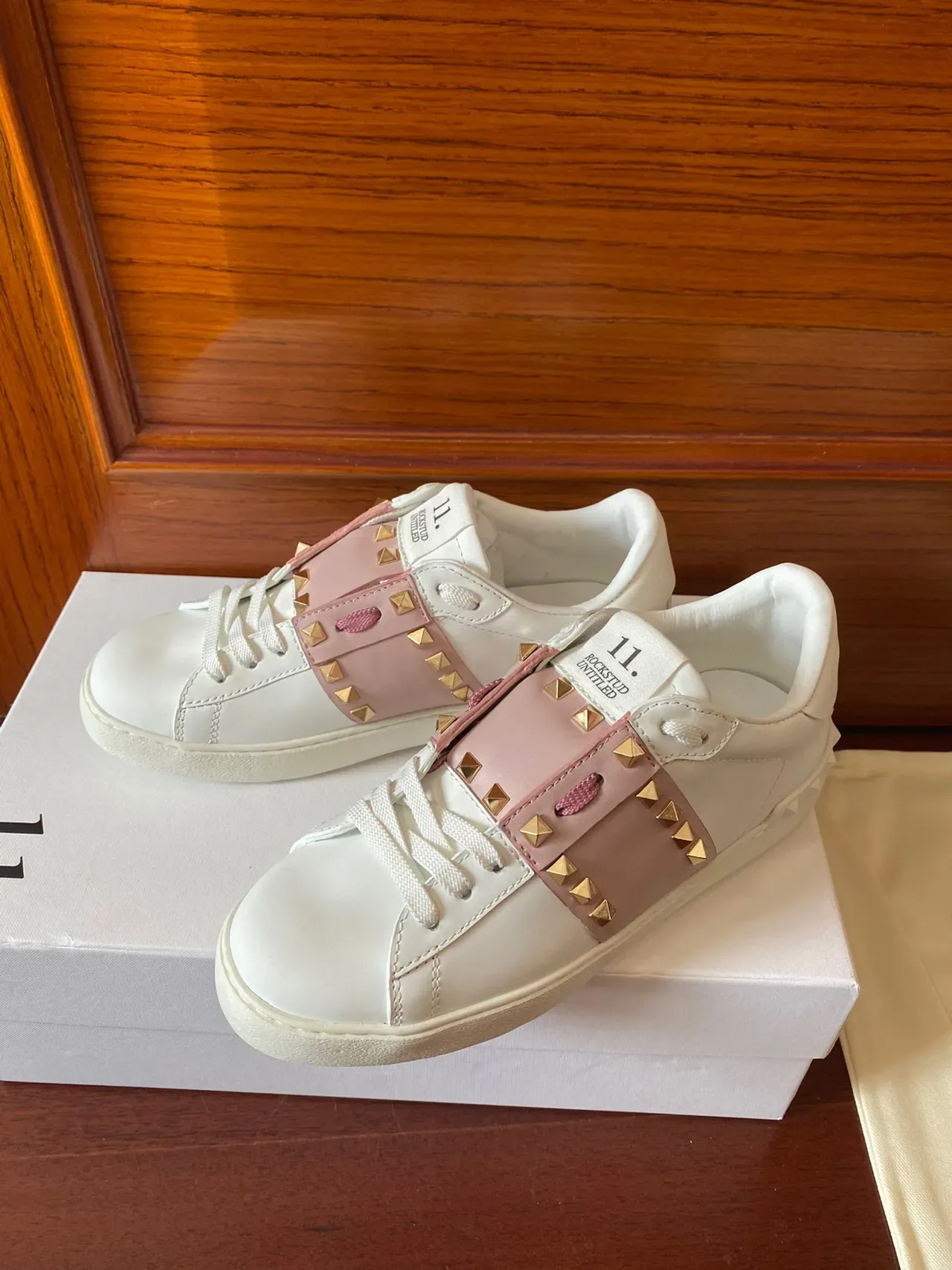 Valentino Rockstud सफेद और गुलाबी स्टड स्ट्रैप लाइफस्टाइल स्नीकर 3