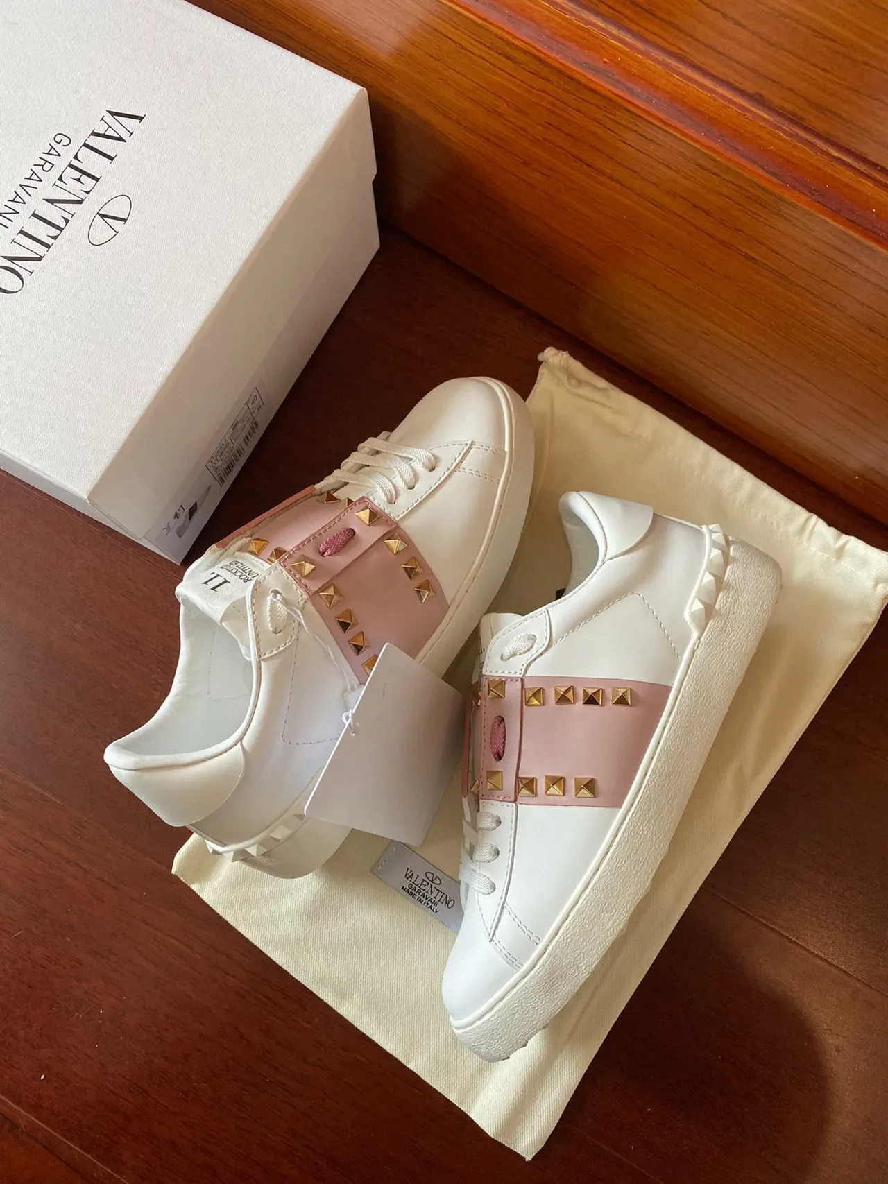 Valentino Rockstud सफेद और गुलाबी स्टड स्ट्रैप लाइफस्टाइल स्नीकर 4