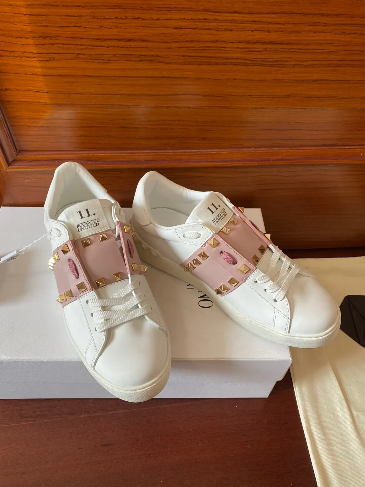 Valentino Rockstud सफेद और गुलाबी स्टड स्ट्रैप लाइफस्टाइल स्नीकर 5