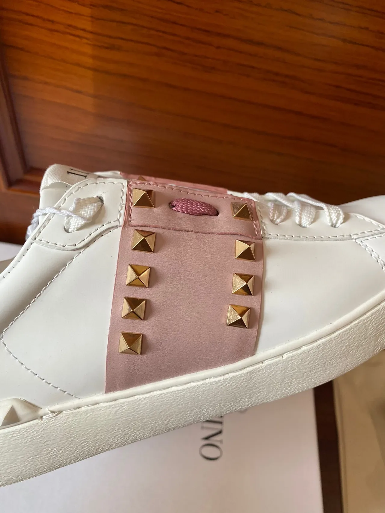 Valentino Rockstud सफेद और गुलाबी स्टड स्ट्रैप लाइफस्टाइल स्नीकर 6