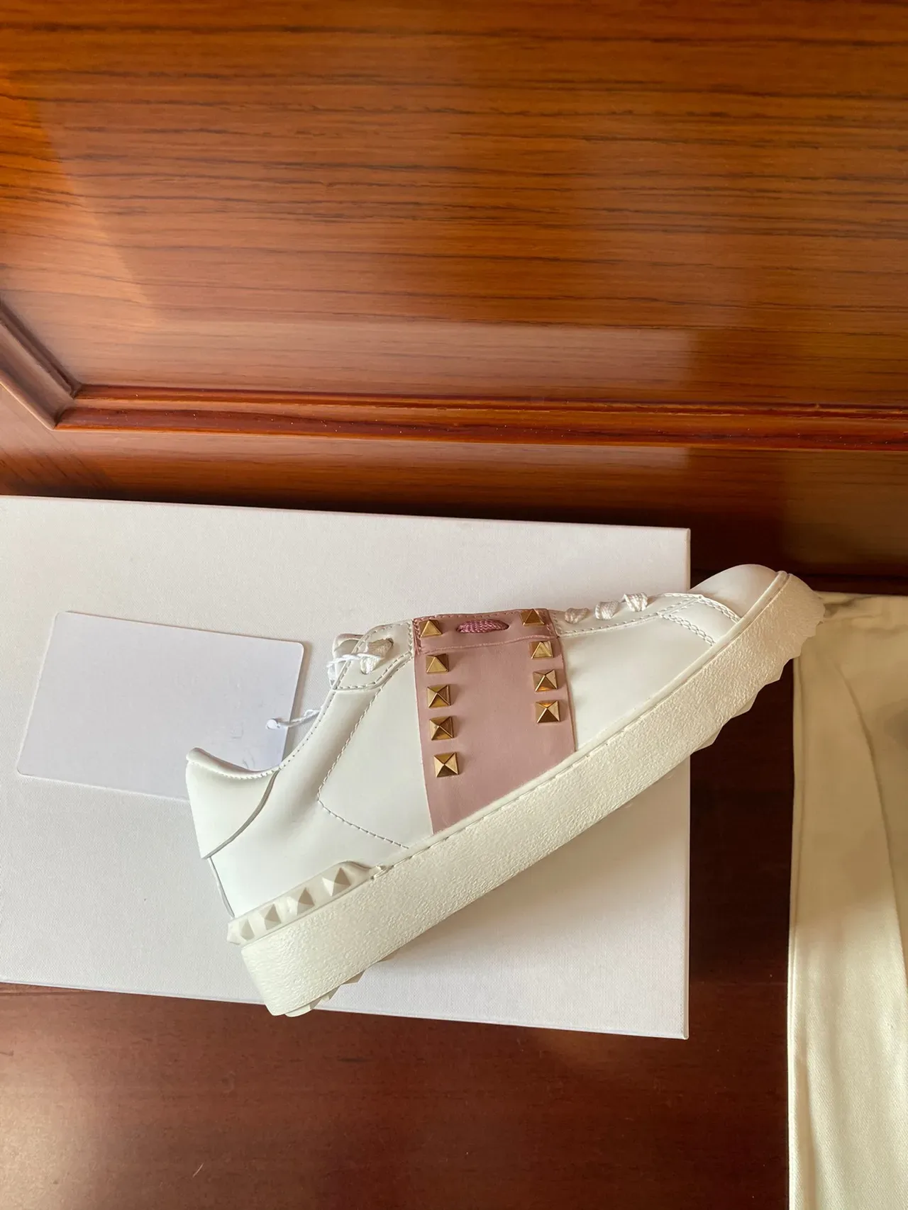 Valentino Rockstud सफेद और गुलाबी स्टड स्ट्रैप लाइफस्टाइल स्नीकर 7