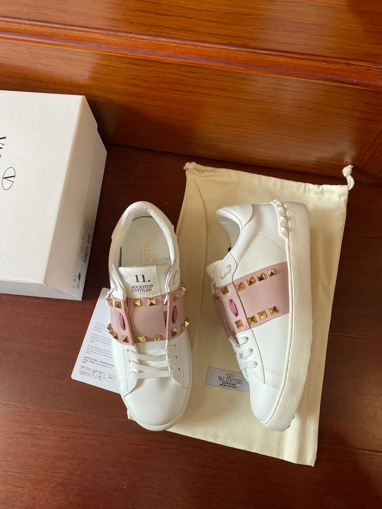 Valentino Rockstud सफेद और गुलाबी स्टड स्ट्रैप लाइफस्टाइल स्नीकर 8