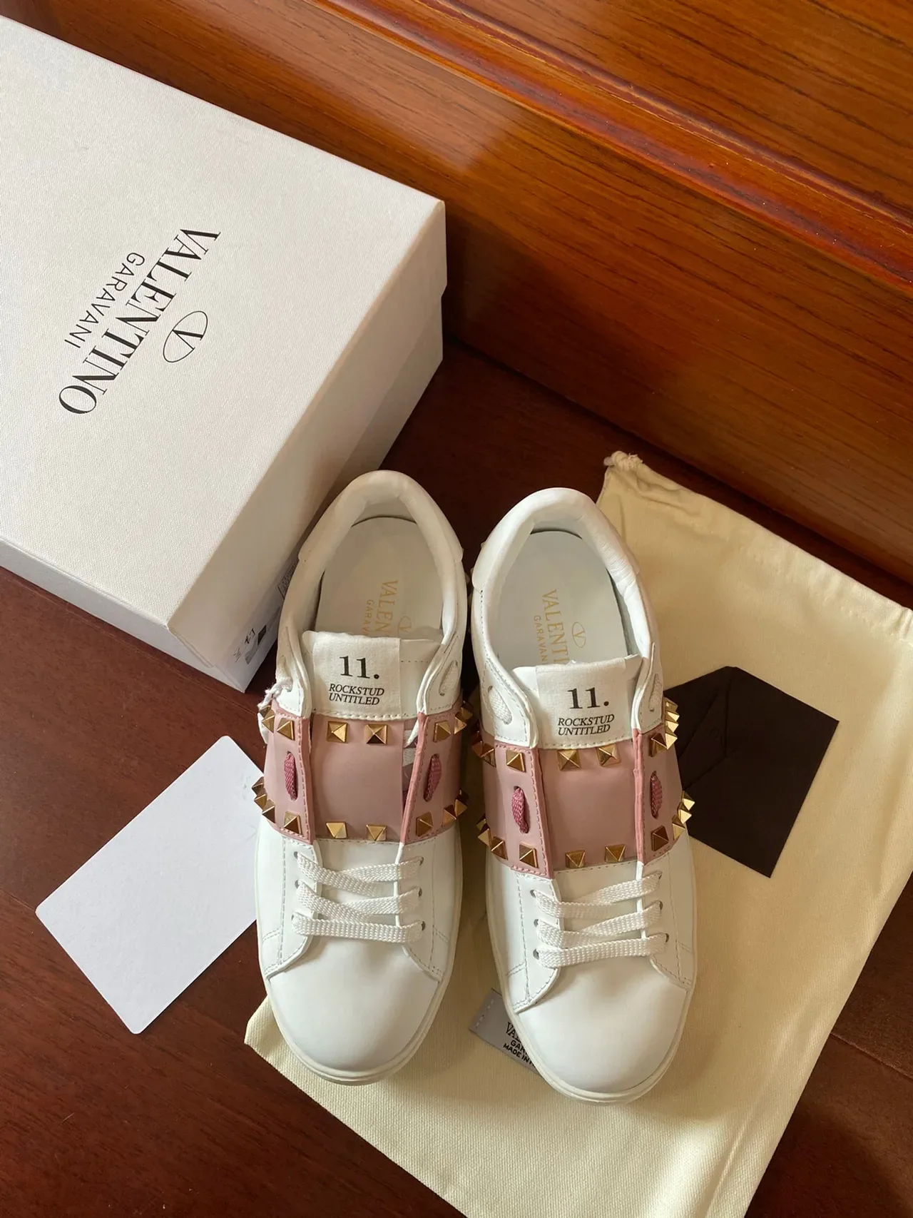 Valentino Rockstud सफेद और गुलाबी स्टड स्ट्रैप लाइफस्टाइल स्नीकर 9