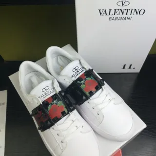 Valentino Rockstud tênis lifestyle de couro branco e preto com tirante studded