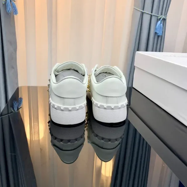 Tênis Valentino Rockstud Branco com Tachas VLTN Gráfico Lifestyle 2