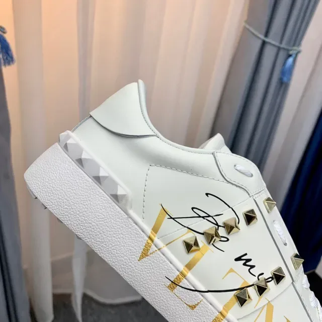 Tênis Valentino Rockstud Branco com Tachas VLTN Gráfico Lifestyle 3