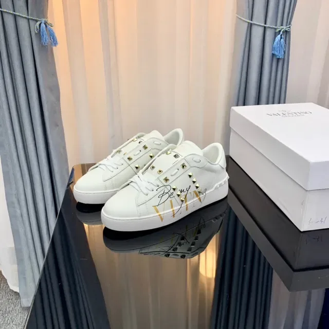 Tênis Valentino Rockstud Branco com Tachas VLTN Gráfico Lifestyle 4
