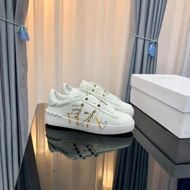 Tênis Valentino Rockstud Branco com Tachas VLTN Gráfico Lifestyle 5