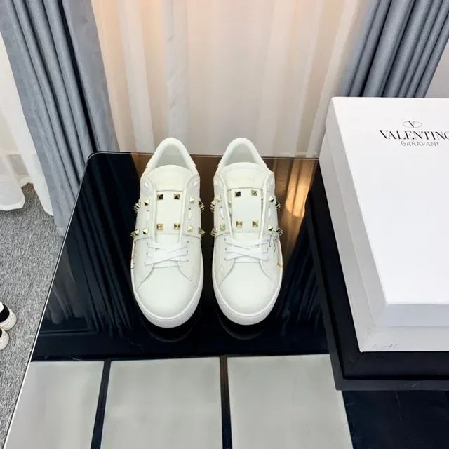Tênis Valentino Rockstud Branco com Tachas VLTN Gráfico Lifestyle 6