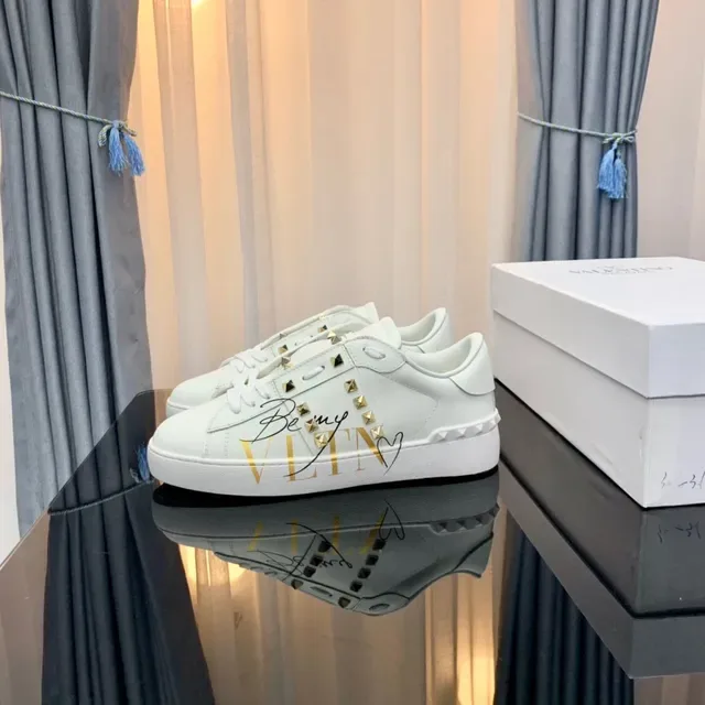 Tênis Valentino Rockstud Branco com Tachas VLTN Gráfico Lifestyle 7