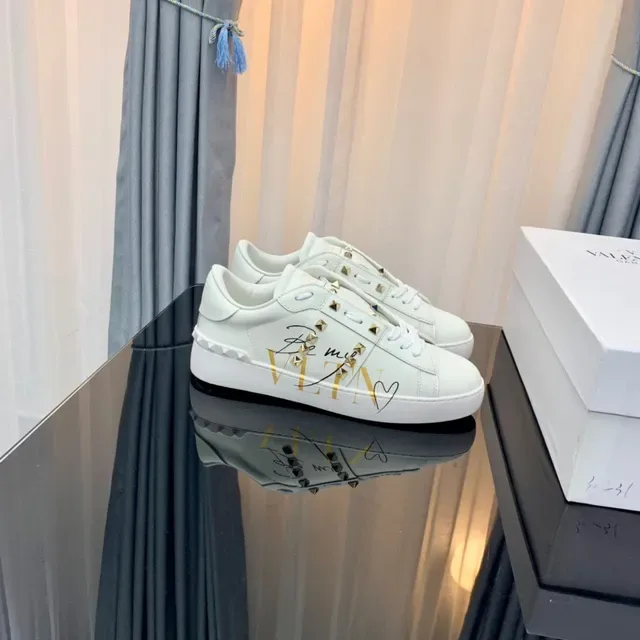 Tênis Valentino Rockstud Branco com Tachas VLTN Gráfico Lifestyle 8