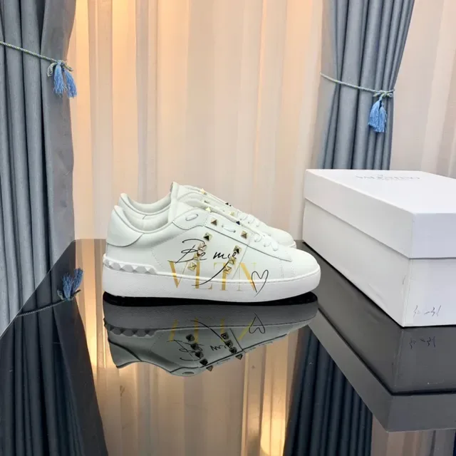 Tênis Valentino Rockstud Branco com Tachas VLTN Gráfico Lifestyle 9