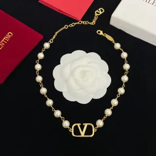 Valentino VLogo पर्ल चेन हार