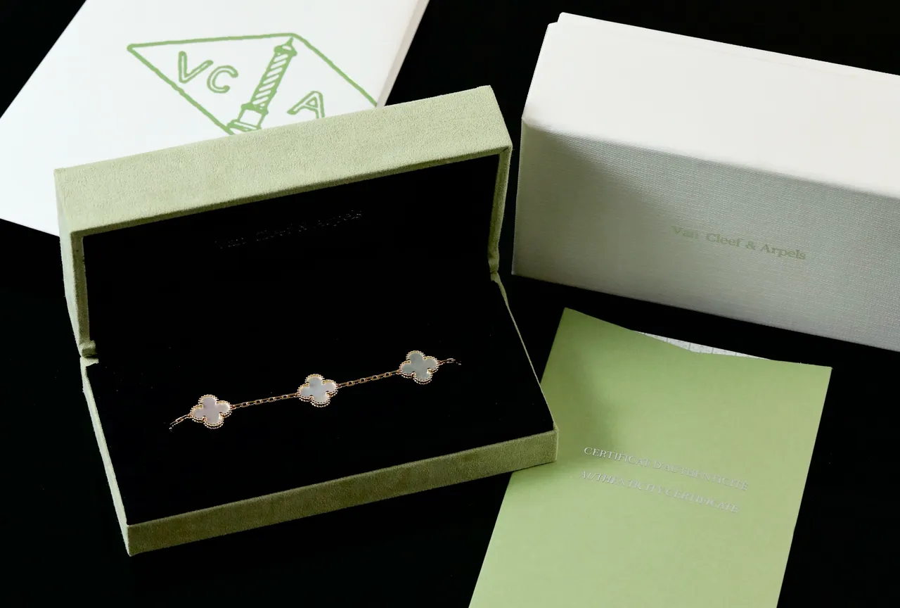 Van Cleef & Arpels Alhambra 五 motif 白色珍珠母金手链 6