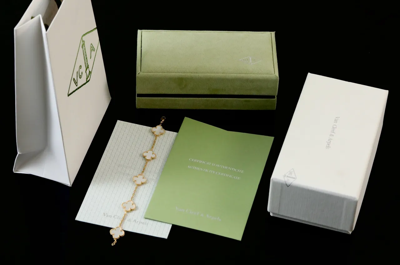Van Cleef & Arpels Alhambra 五 motif 白色珍珠母金手链 8