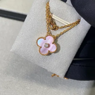 Van Cleef & Arpels Alhambra Collar de nácar rosa y diamante