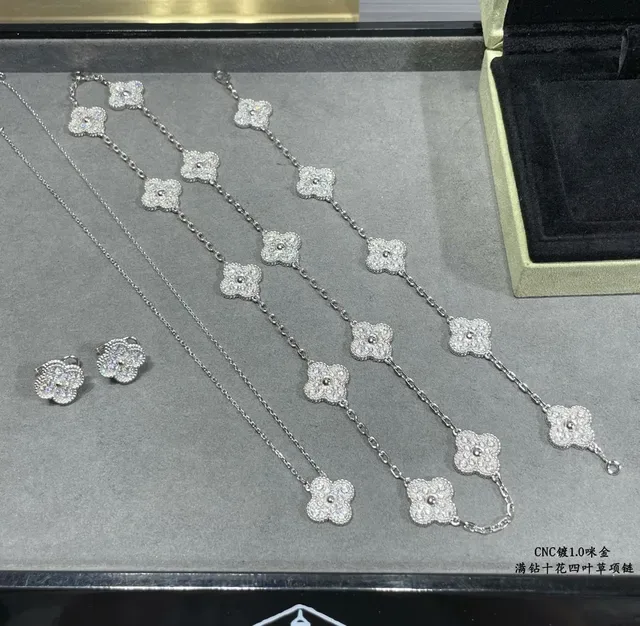 Van Cleef & Arpels Alhambra Pavé Trevo de Quatro Folhas Colar 2