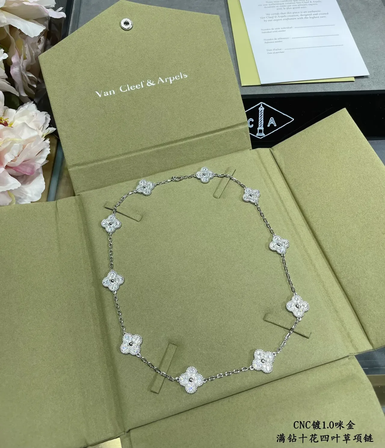 Van Cleef & Arpels Alhambra Pavé Trevo de Quatro Folhas Colar 5