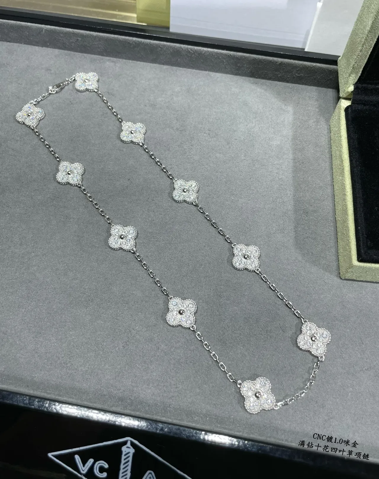 Van Cleef & Arpels Alhambra Pavé Trevo de Quatro Folhas Colar 7