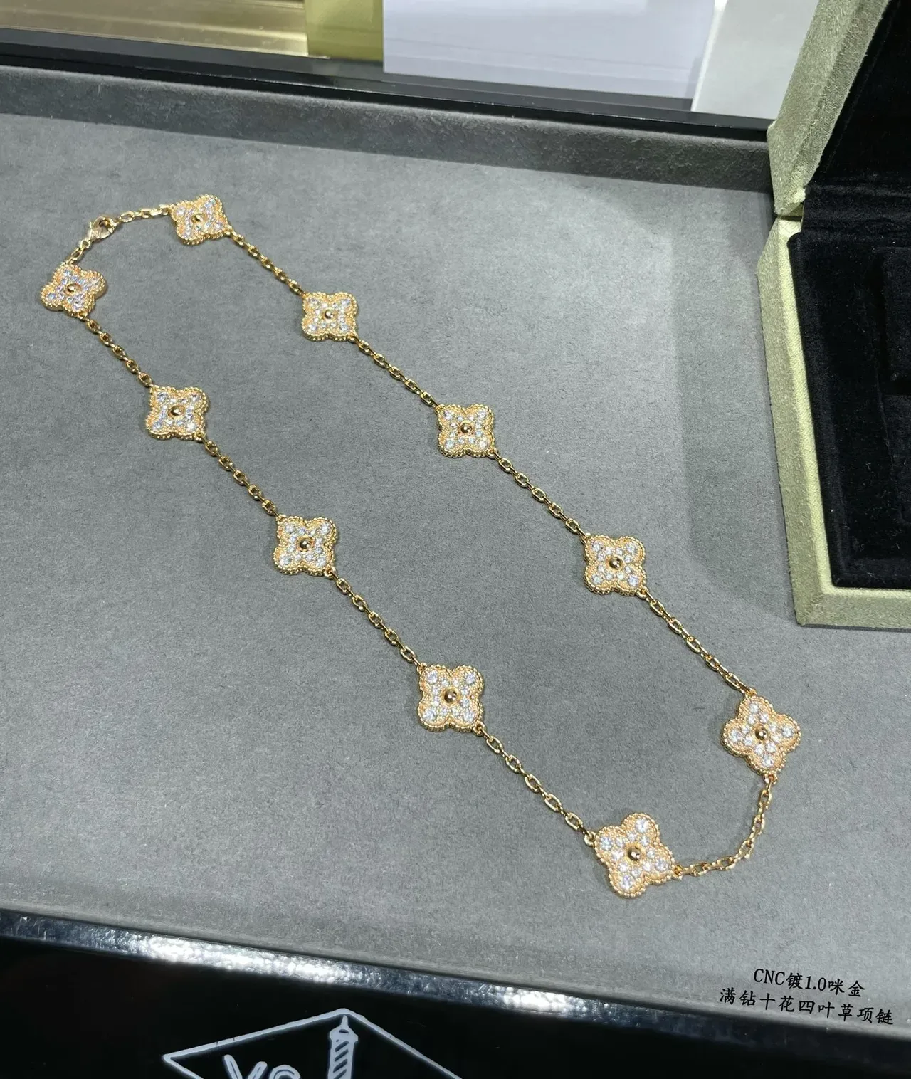 Van Cleef & Arpels Alhambra Pavé Trevo de Quatro Folhas Colar 8