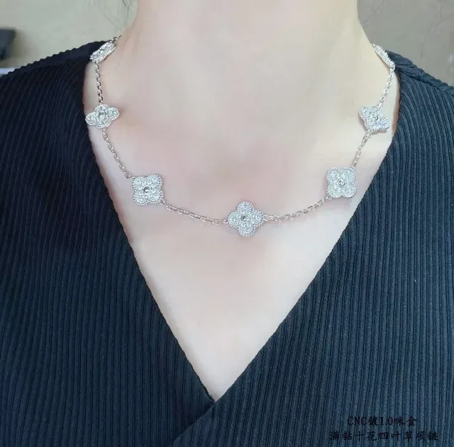 Van Cleef & Arpels Alhambra Pavé Trevo de Quatro Folhas Colar 9