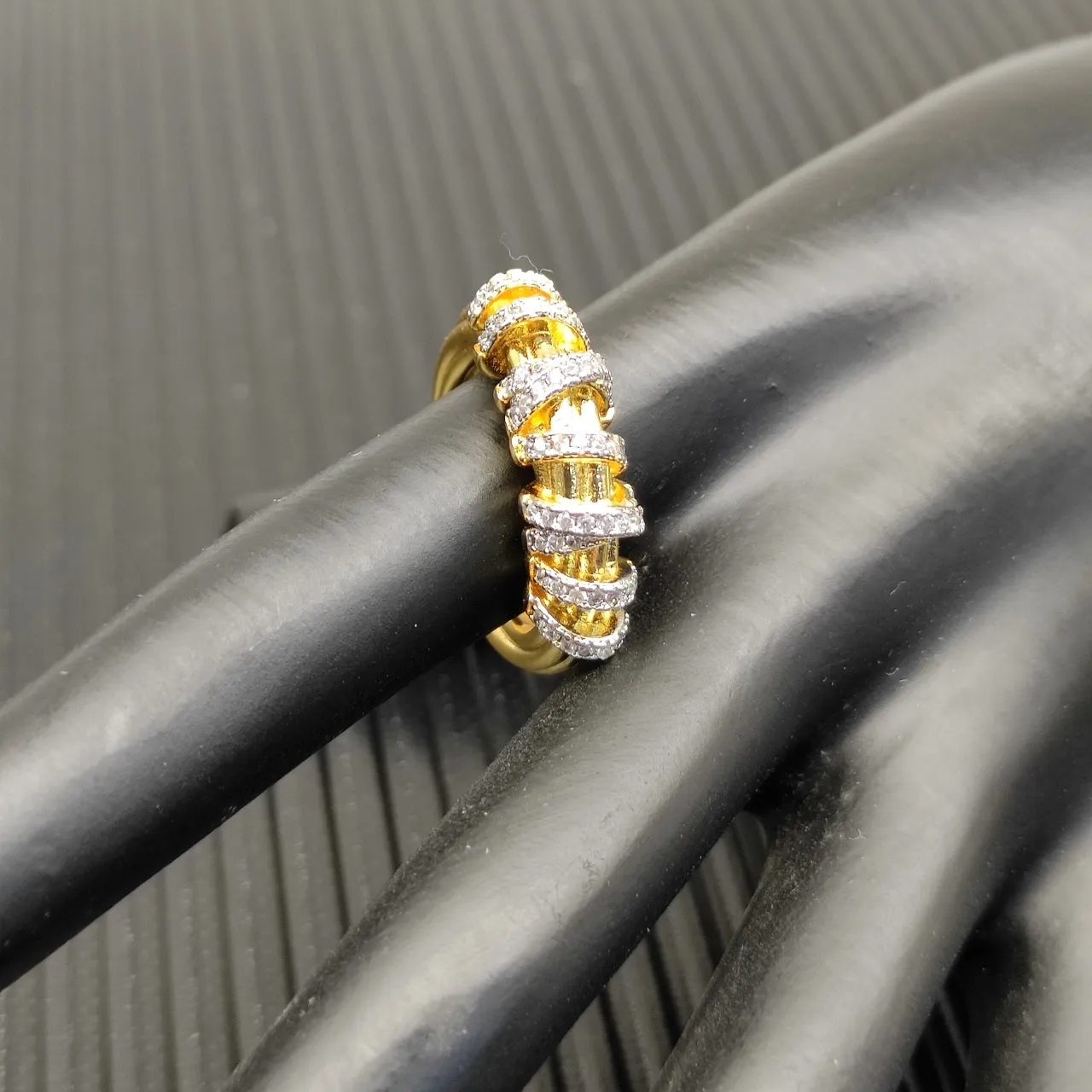 Van Cleef & Arpels خاتم ذهبي متعدد الشرائح مبطن بالماس المقصوص 4