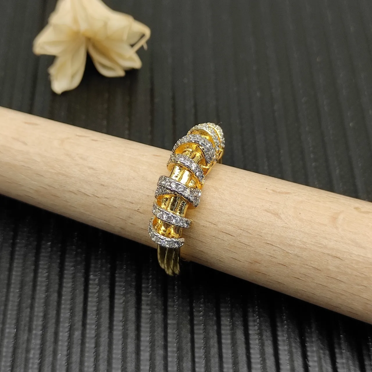 Van Cleef & Arpels خاتم ذهبي متعدد الشرائح مبطن بالماس المقصوص 5