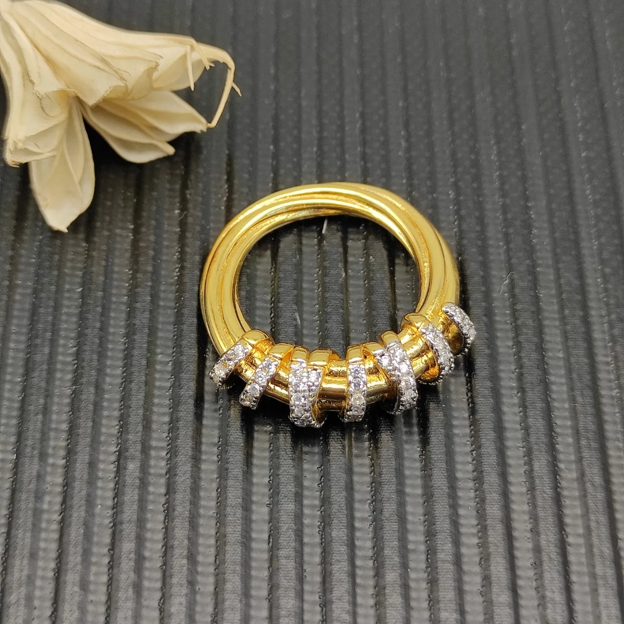 Van Cleef & Arpels خاتم ذهبي متعدد الشرائح مبطن بالماس المقصوص 6