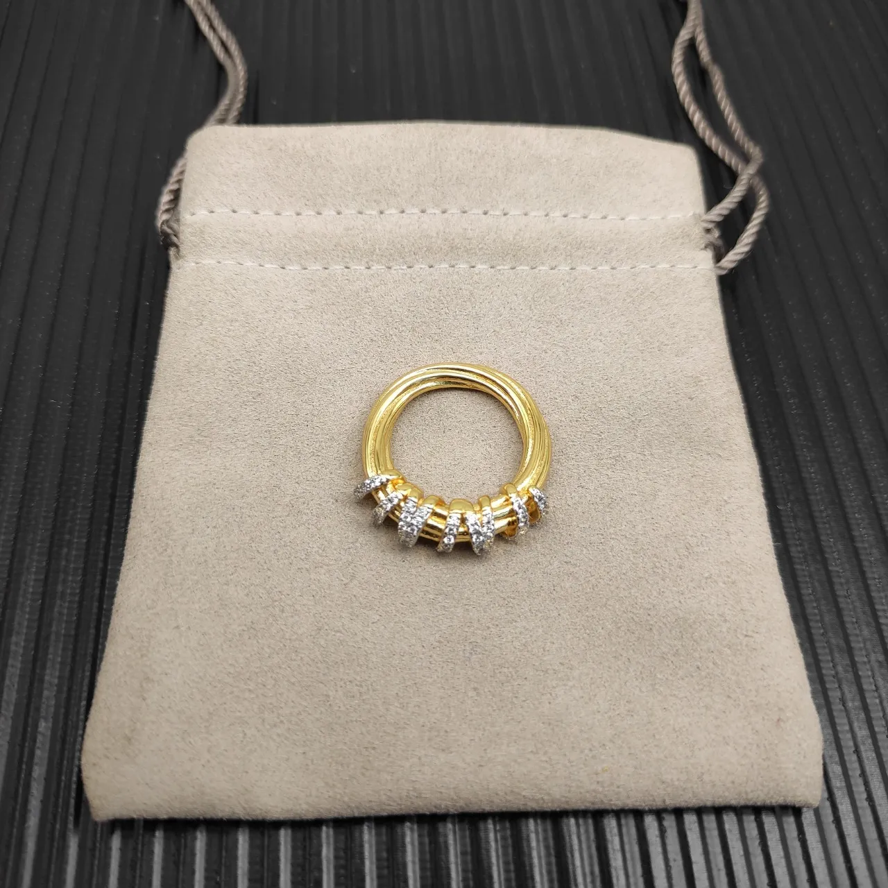 Van Cleef & Arpels خاتم ذهبي متعدد الشرائح مبطن بالماس المقصوص 8