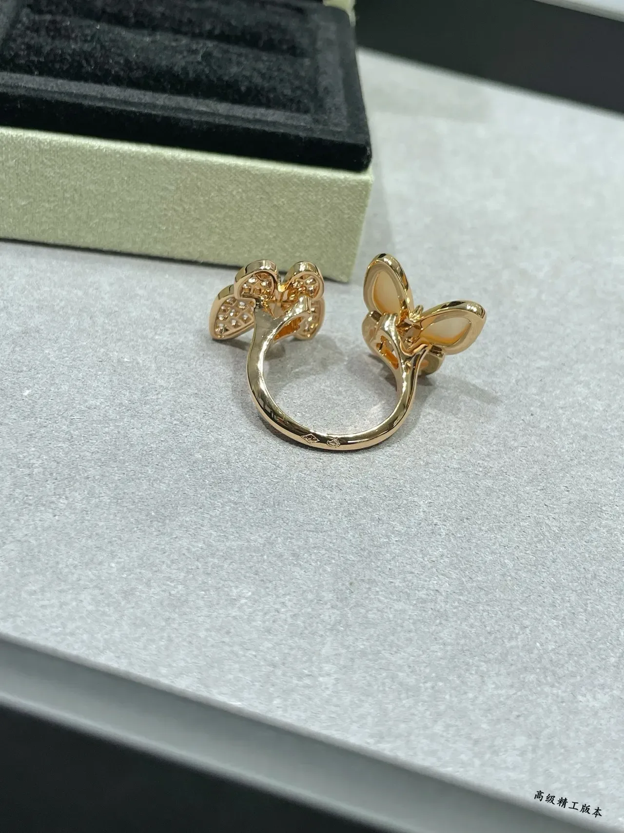 Van Cleef & Arpels Papillon सोने की सफेद तितली सिल्हूट पावे डायमंड सेटिंग रिंग 3