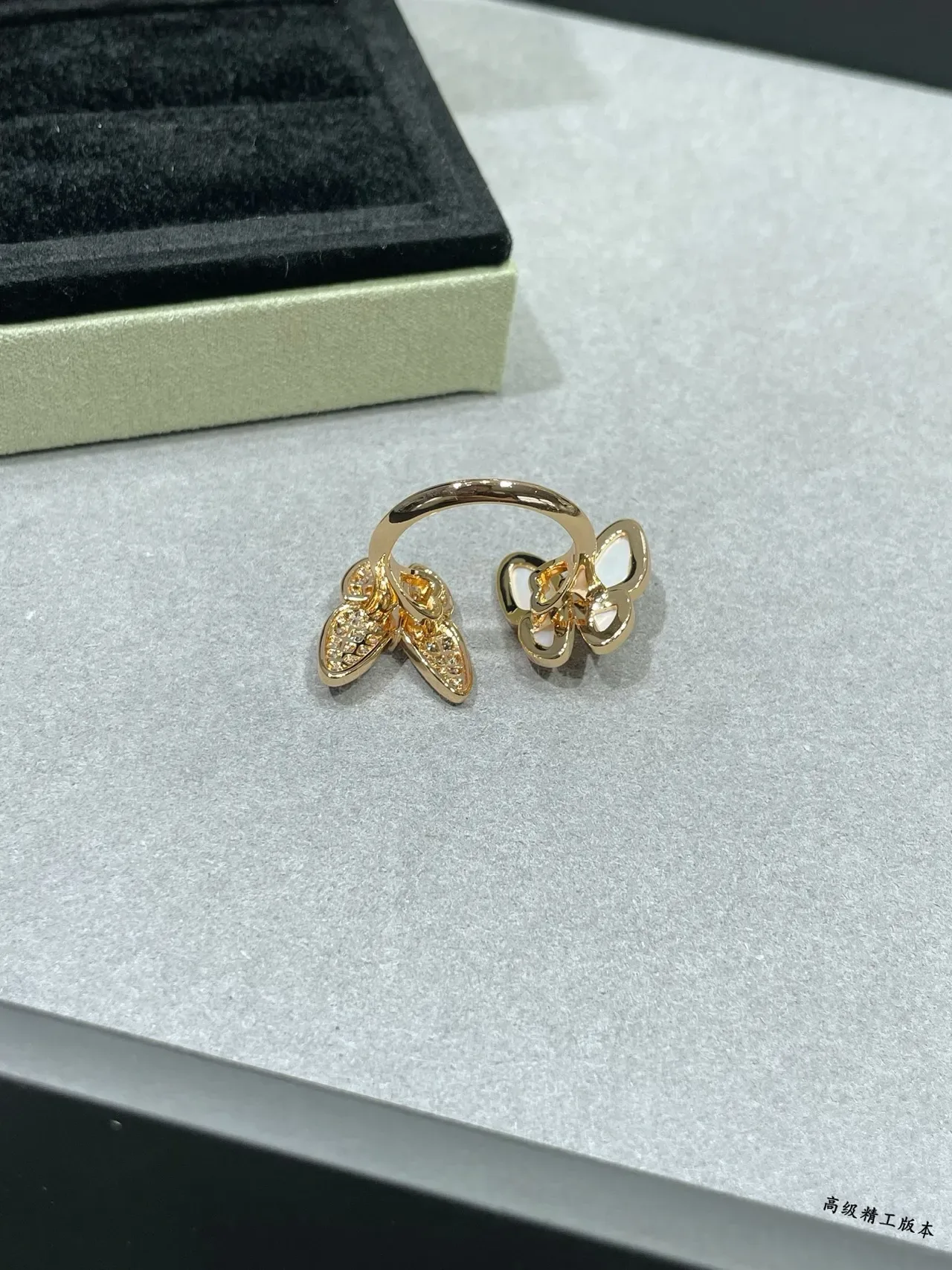 Van Cleef & Arpels Papillon सोने की सफेद तितली सिल्हूट पावे डायमंड सेटिंग रिंग 4