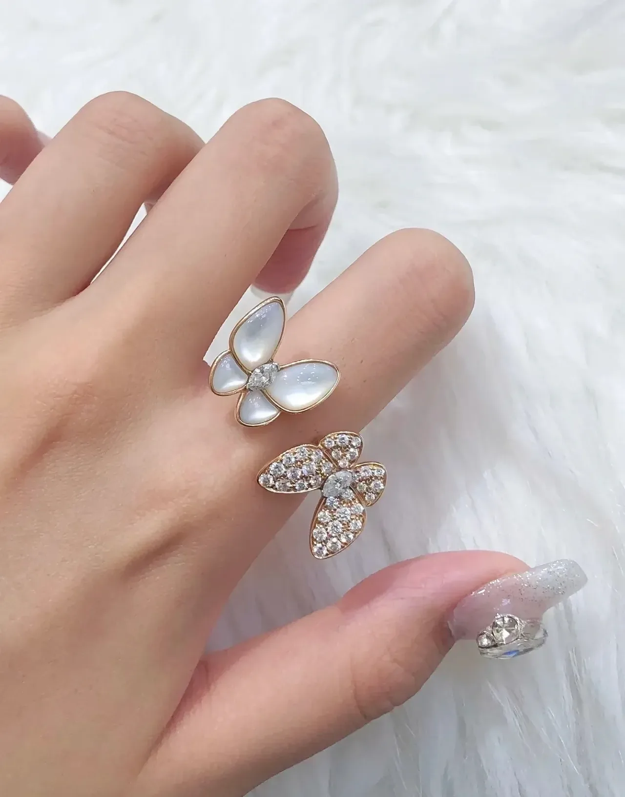 Van Cleef & Arpels Papillon सोने की सफेद तितली सिल्हूट पावे डायमंड सेटिंग रिंग 8