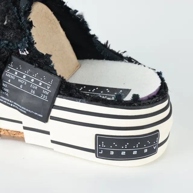 VEJA Chaussures casuales noires et blanches avec partie supérieure shaggy semelle plateforme rayée 4