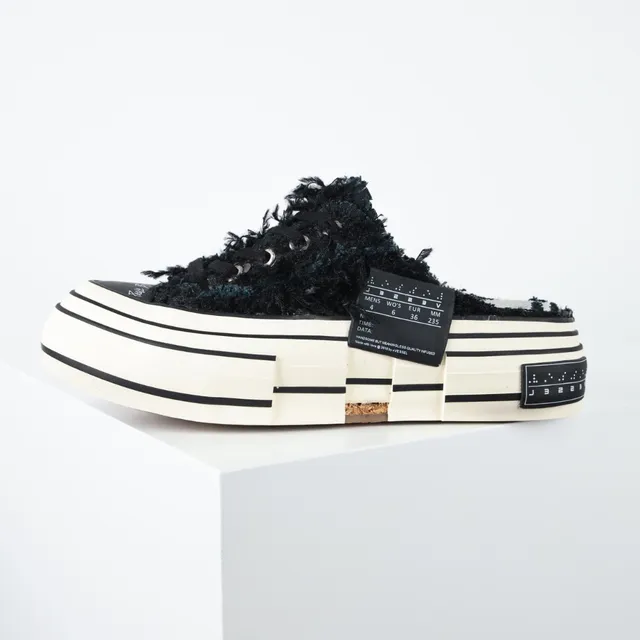 VEJA Chaussures casuales noires et blanches avec partie supérieure shaggy semelle plateforme rayée 9