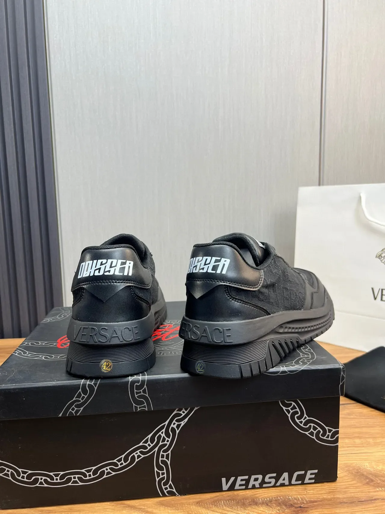 Versace 黑色厚底压印 Greca 图案生活方式运动鞋 2