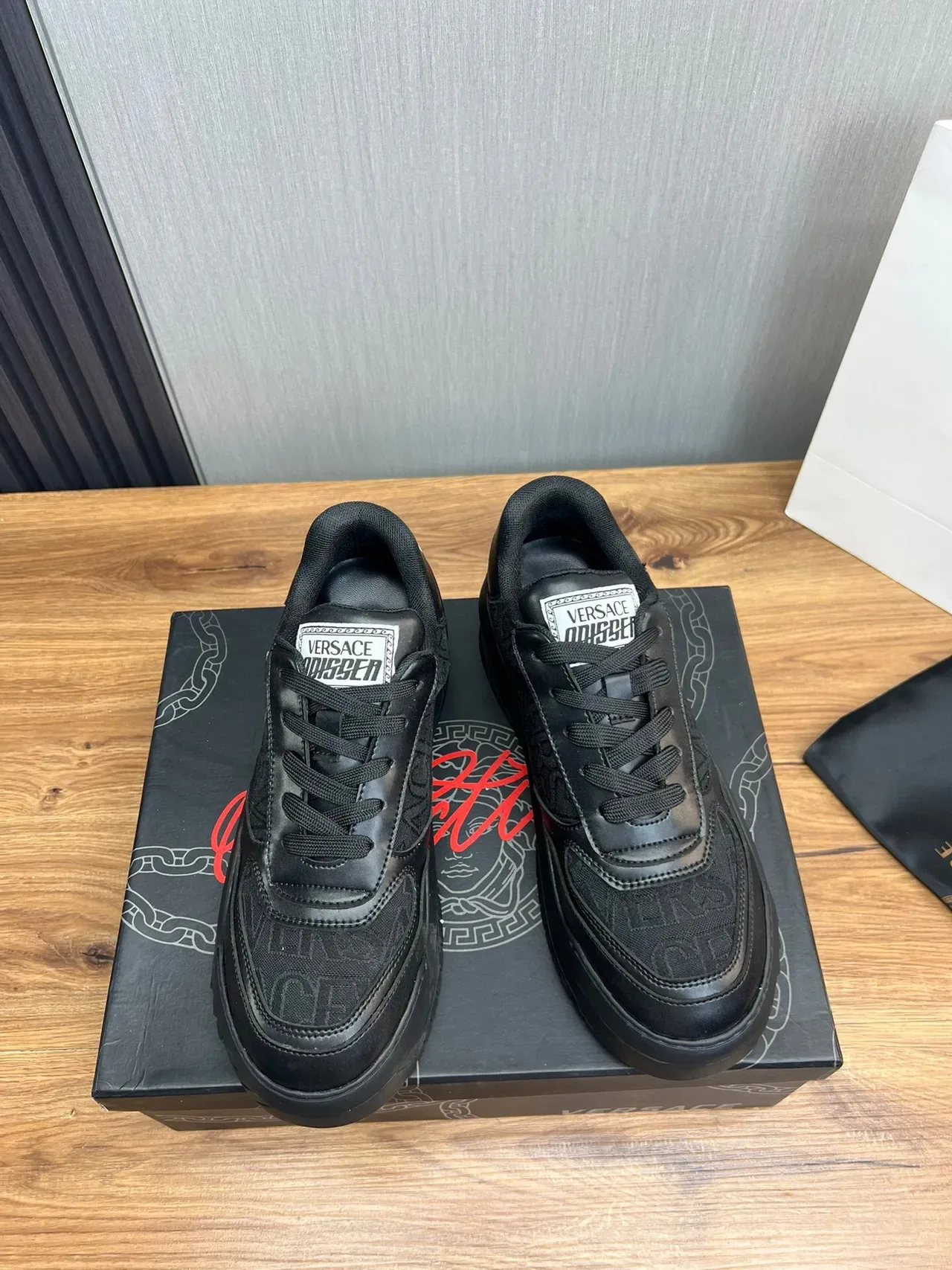 Versace 黑色厚底压印 Greca 图案生活方式运动鞋 3