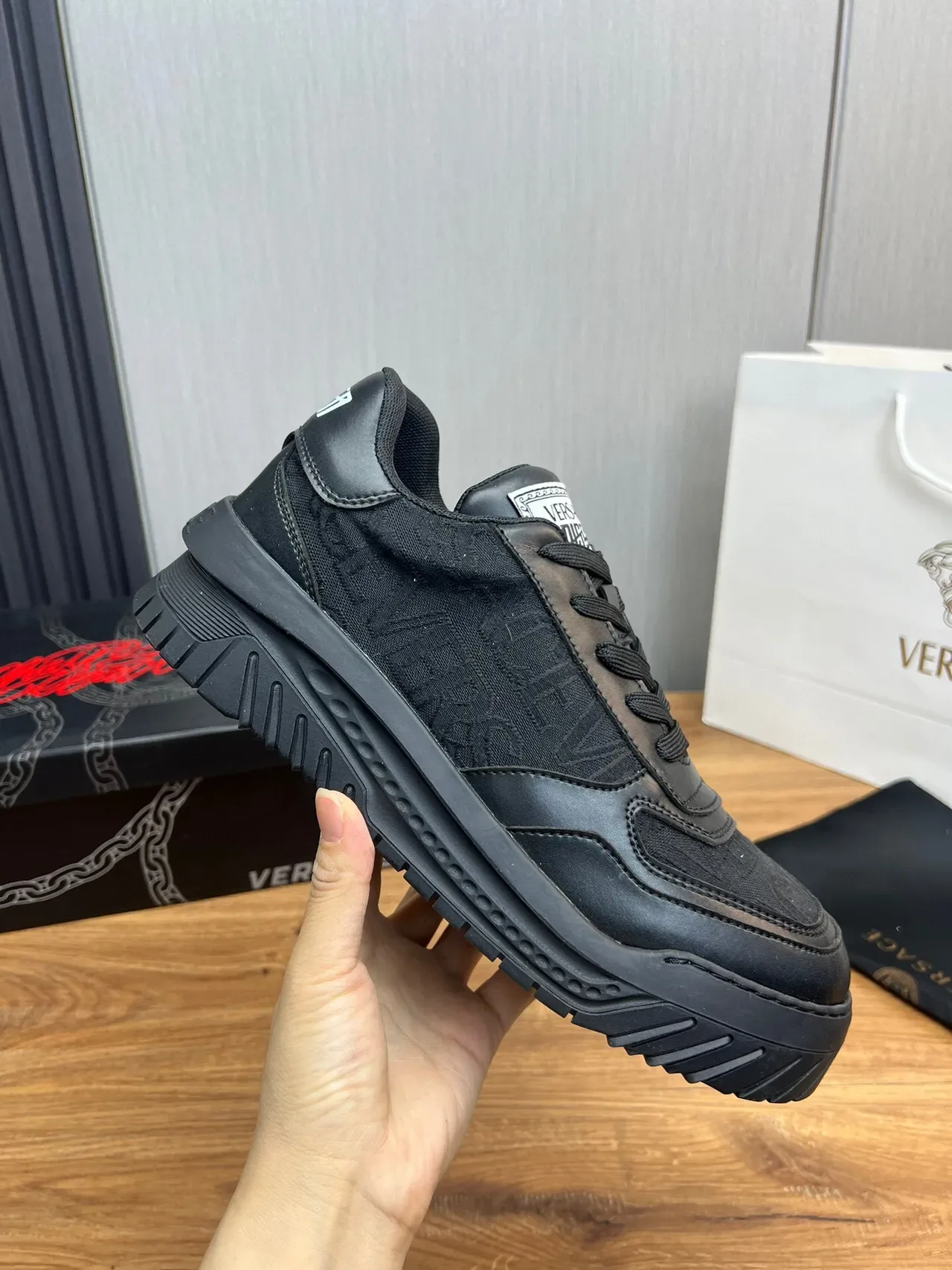 Versace 黑色厚底压印 Greca 图案生活方式运动鞋 6