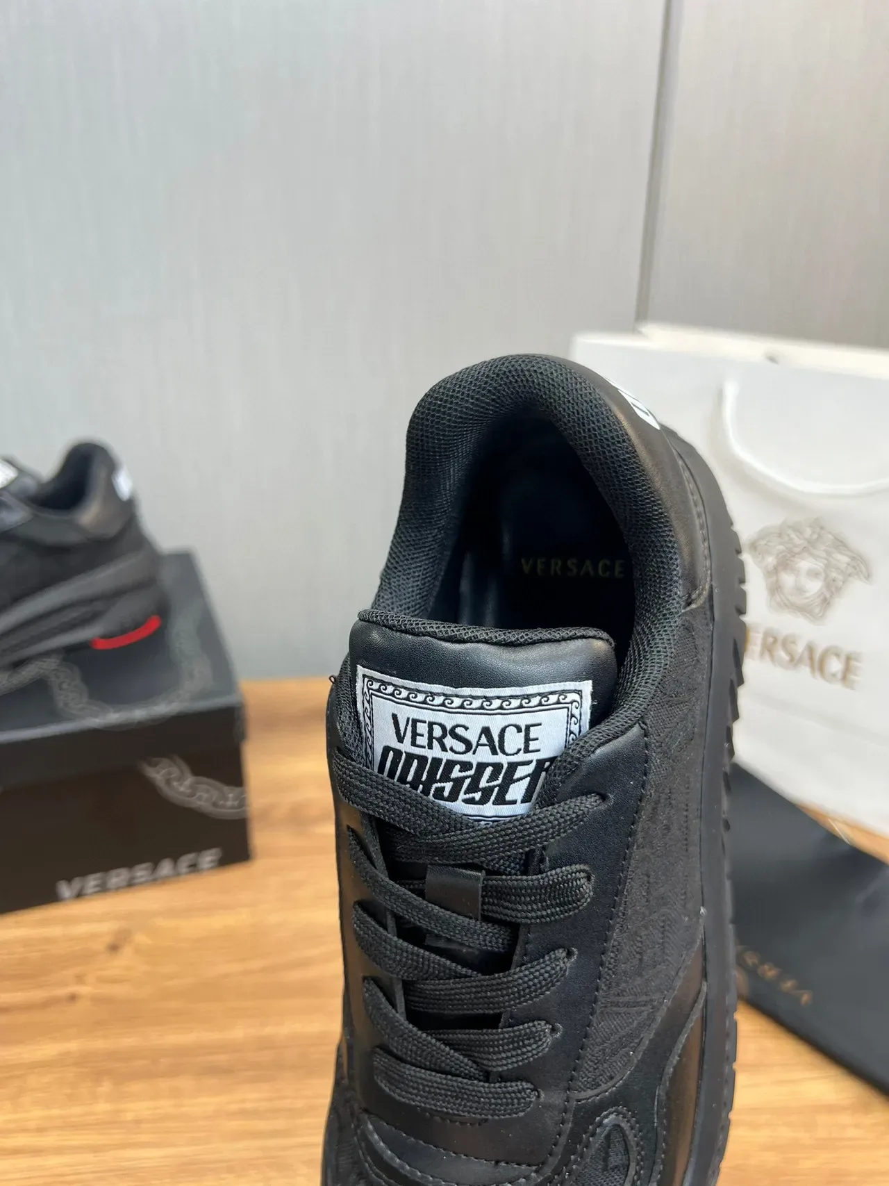 Versace 黑色厚底压印 Greca 图案生活方式运动鞋 7