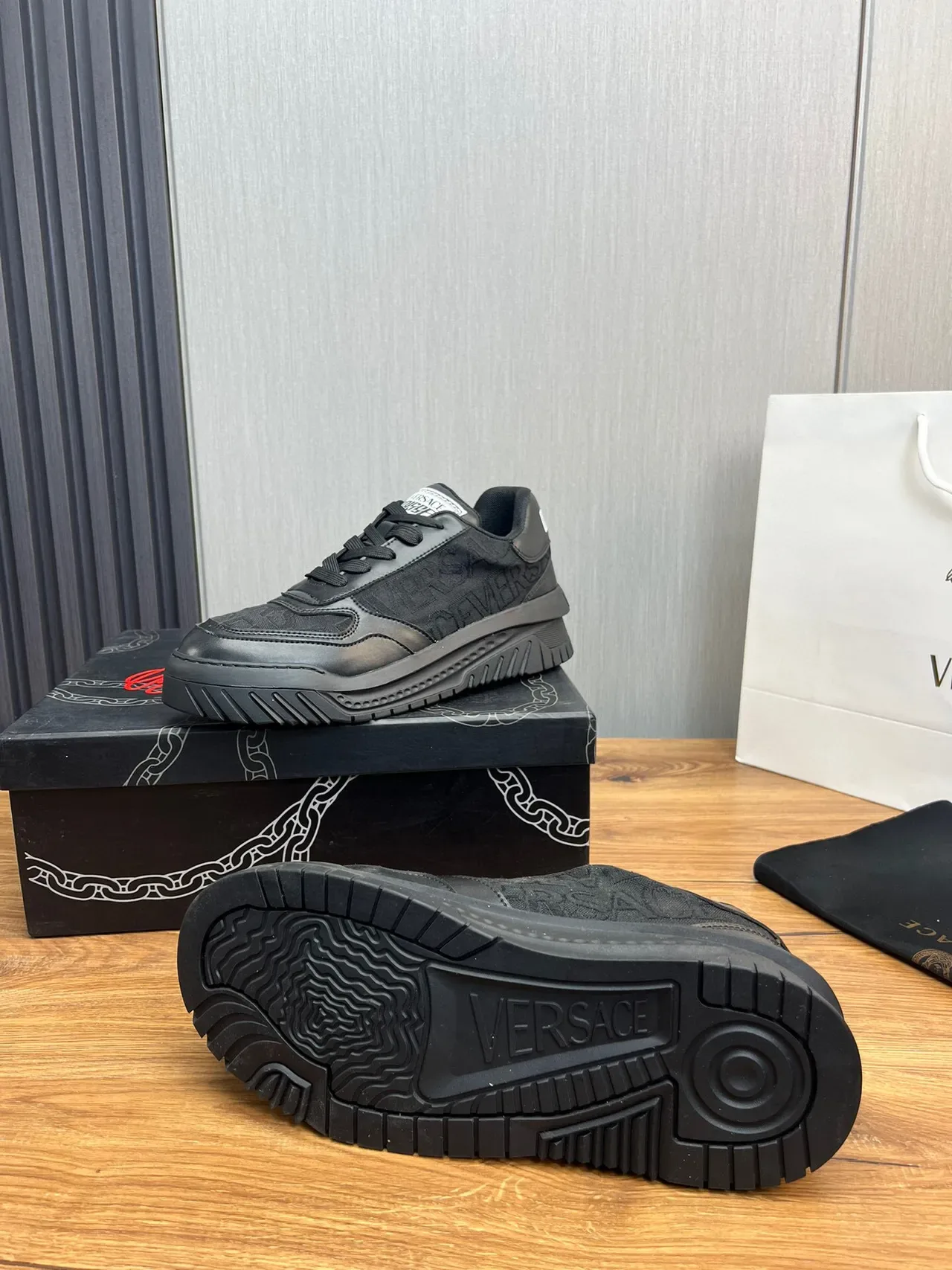 Versace 黑色厚底压印 Greca 图案生活方式运动鞋 8