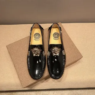 Versace 黑金 高光泽专利皮 Medusa头金属装饰 乐福鞋
