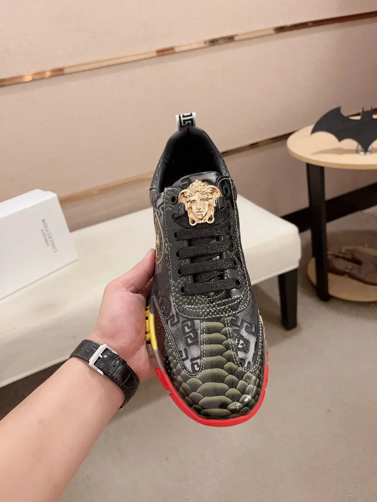 Versace Chain Reaction أسود أحمر أصفر ذهبي لايف ستايل سنيكرز 2