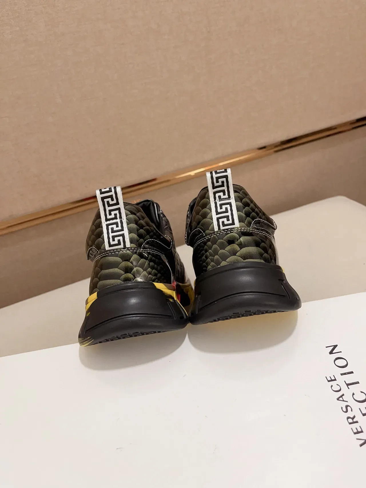 Versace Chain Reaction أسود أحمر أصفر ذهبي لايف ستايل سنيكرز 7
