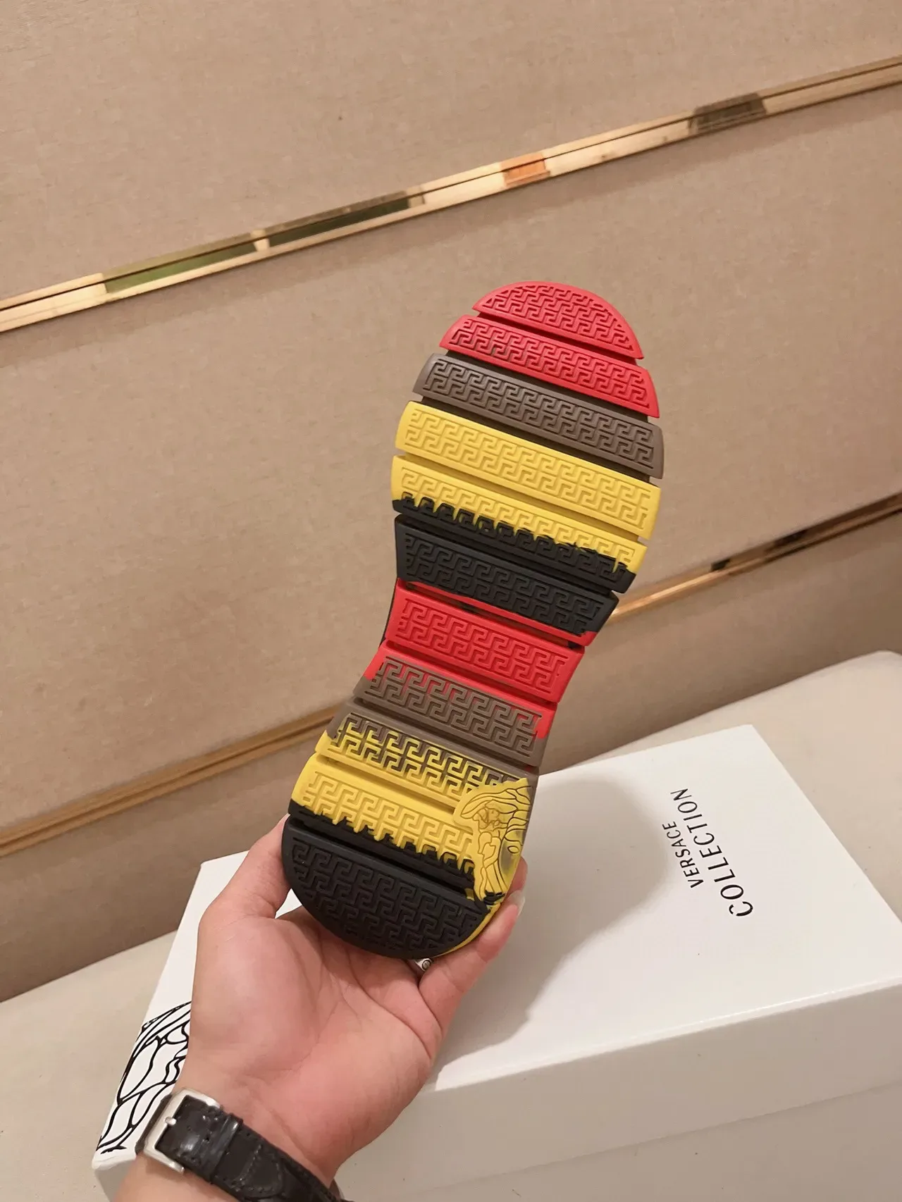 Versace Chain Reaction أسود أحمر أصفر ذهبي لايف ستايل سنيكرز 8