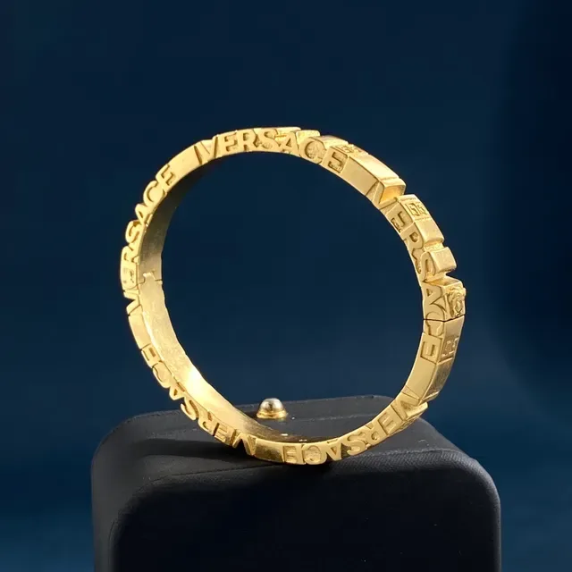 Versace Greca Odissea সোনালি খোদাই করা লোগো ব্যাংগেল ব্রেসলেট 4