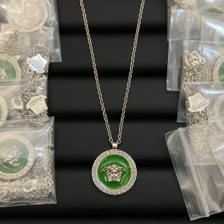 Versace Colar de médaillon circular de rosto esmaltado verde prata