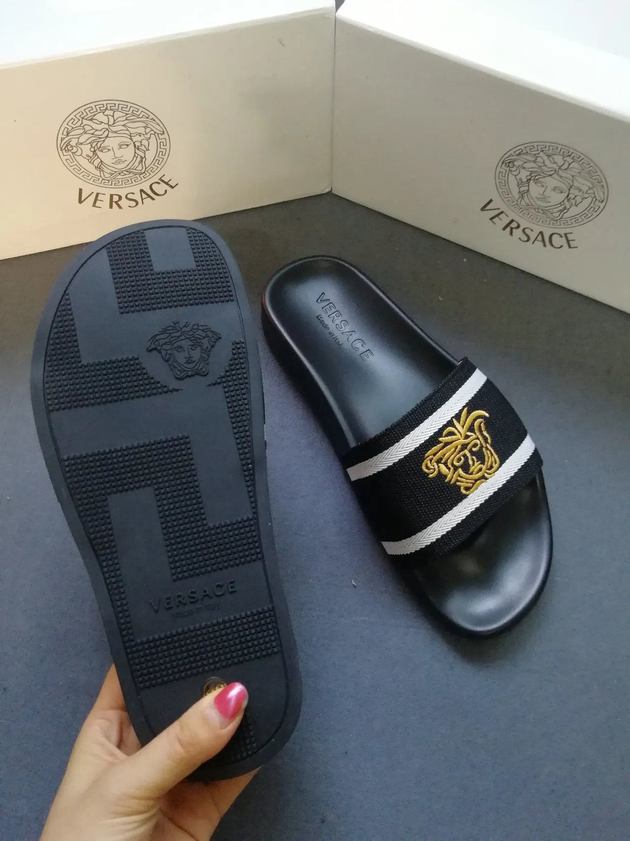 Versace Medusa Zapatillas con Rayas Bordadas 2