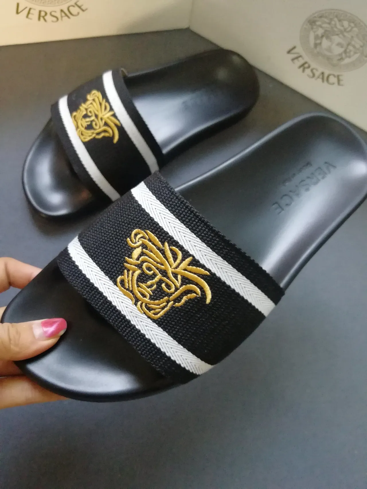 Versace Medusa Zapatillas con Rayas Bordadas 3