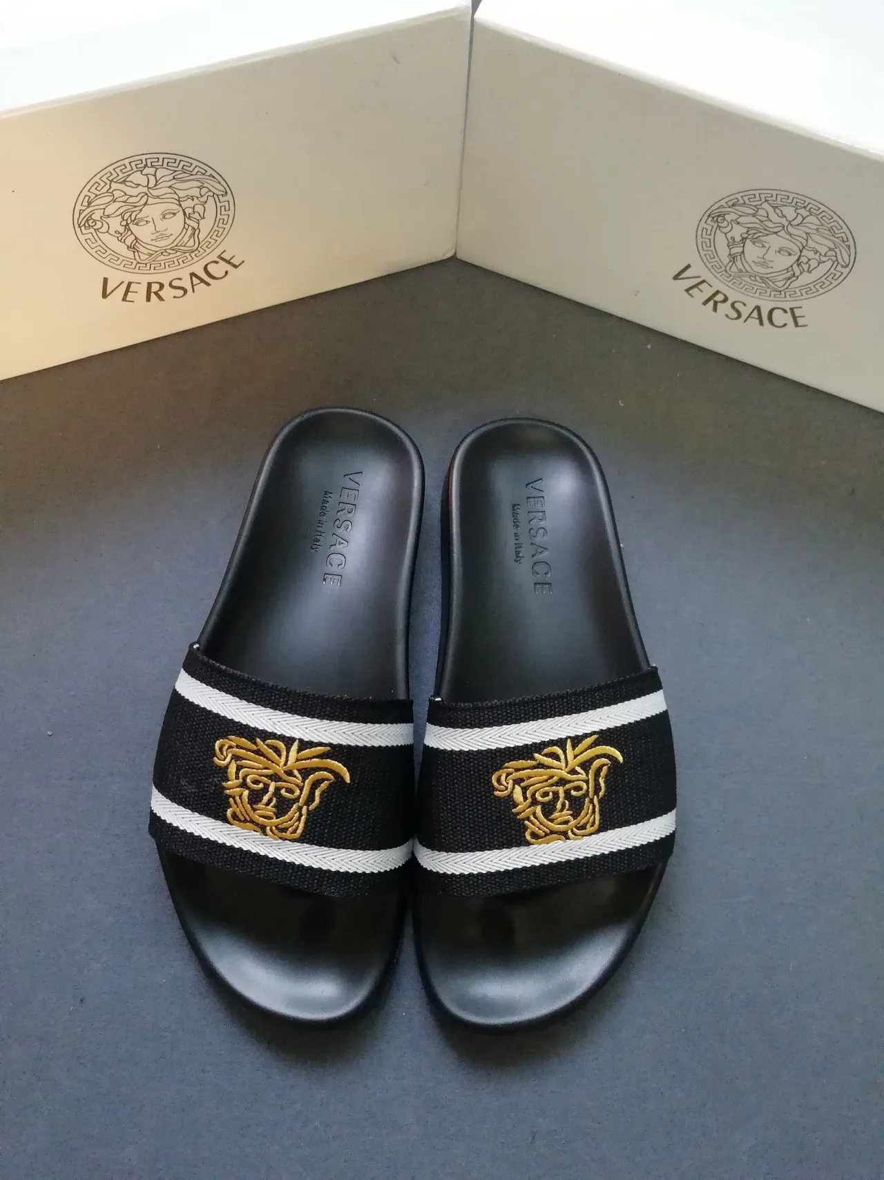Versace Medusa Zapatillas con Rayas Bordadas 4