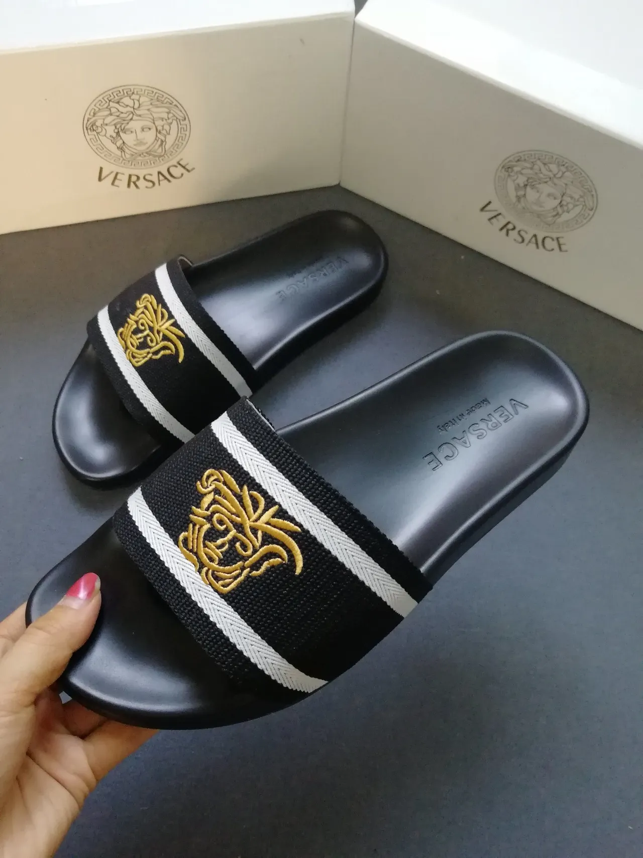 Versace Medusa Zapatillas con Rayas Bordadas 5
